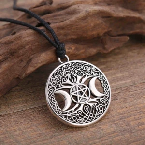  - Halsband i silvrig metall med två månar och en stjärna i mitten (pentagram) Bandet är i fake läder som går att reglera. Frakt ingår i priset💞