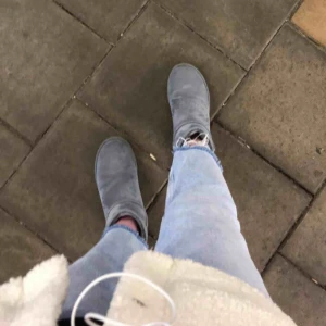  - Säljer mina as coola jeans från zara, köpt för inte alls länge sen. Så väldigt bra skick. Sitter som en 36. Skriv för bättre bilder❤️