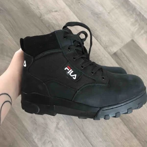 Fila skor - Skitsnygga svarta kängor från Fila! Köpte dom förra året för 1199 kr men inte kommit till användning mer än 2 ggr, så i jättefint skick🧚 Frakt tillkommer💖