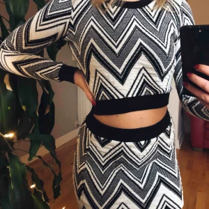  - Säljer den här fiiina tröjan och kjolen som är i nyskick. Materialet är väldigt rejält och tjockt och bekvämt. 