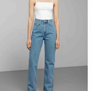  - De väldigt populära jeansen row från weekday. De är i färgen som är på andra bilden, skriv för fler bilder! Älskar dem men är i pengabrist så säljer, de är i bra skick och tvättas o stryks såklart innan jag postar💗 (slutsålda på hemsidan)