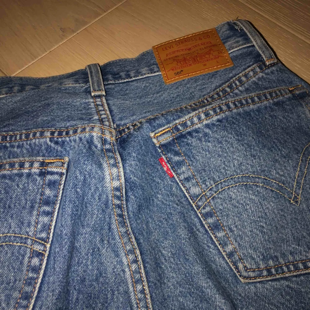 Blåa Levis jeans med tryck på sidan. Köptes för 1000kr är som nya. Säljs pga att dom är för små. Fint skick, jeans material, sitter tight men töjer ut sig. strl W25 L28 men måtten är 32cm i midjan och 94 cm längden. . Jeans & Byxor.