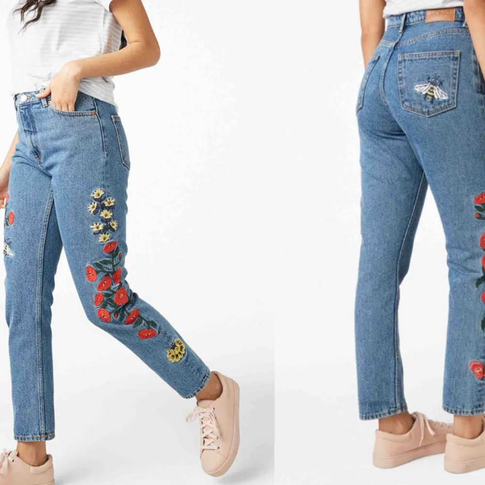 Helt oanvända blåa mom-jeans med blommor och bin broderat på sidorna från Monki, tyvärr för små för mig :(. Jeans & Byxor.
