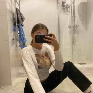  - Vit tröja med Asap Rocky ”we should all be feminists” - tryck. Skitsnygg och sparsamt använd! På första bilden har jag knutit den bakom ryggen. 