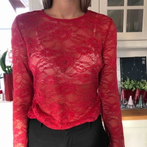  - Långärmad röd spetströja från Gina tricot. Aldrig använd med lappen kvar. Nyinköpt för 149 kronor. Köparen står för frakt🥰