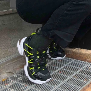  - Puma, riktigt feta. Svarta med vita och limegröna detaljer. Använda 2 gånger så i nyskick.