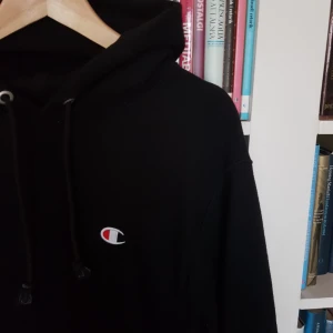  - Champion oversized reverse waeve svart. Nypris 700 kr. Bra skick. 