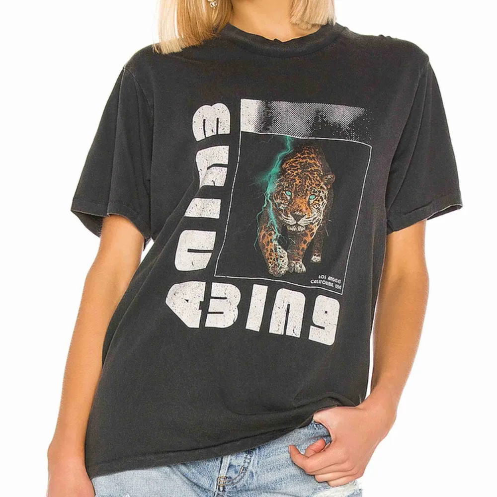 Knappt använd Anine Bing tee. Inköpt för 1200:-. Bud! . T-shirts.