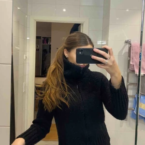  - Svart stickad tröja, köpt secondhand. 