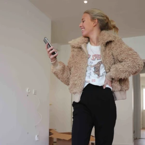  - Fluffig jacka. Knappt använd. Spårbar Frakt tillkommer 95kr 