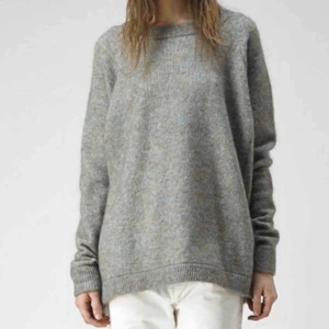  - Acne-tröja i storlek XS. Oversized, så passar absolut mig som brukar köpa stickade tröjor i M. Jättefint skick! Inget att anmärka på. Nypris: ca. 2500:- Kan mötas upp i Stockholm eller skicka mot 63:- (PostNord skicka lätt, spåbart) i fraktkostnad. 