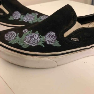  - Väldigt coola och unika sneakers ifrån Vans, aldrig sätt någon annan burit sånna! Använda men i fint begagnat skick, små hål vid tårna som visas på bild men de syns ej när du har skorna på. Något som lätt kan sys ihop, därav priset. 120kr+frakt