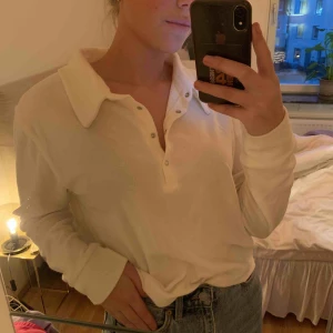  - Ball tröja i froté-liknande material från Nelly Trend! Tröjan är i en gräddvit färg. Använd ca 2 gånger så den är i toppskick💛 passar både s och m, beroende på hur man vill att den sitter! Frakt tillkommer på 30kr🦋