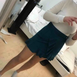  - Super härlig kjol från Gina med stretch band i midjan och söta volanger, bara hoppa i! Sitter super bra på kroppen och snygg färg till sommaren när man är brun😍