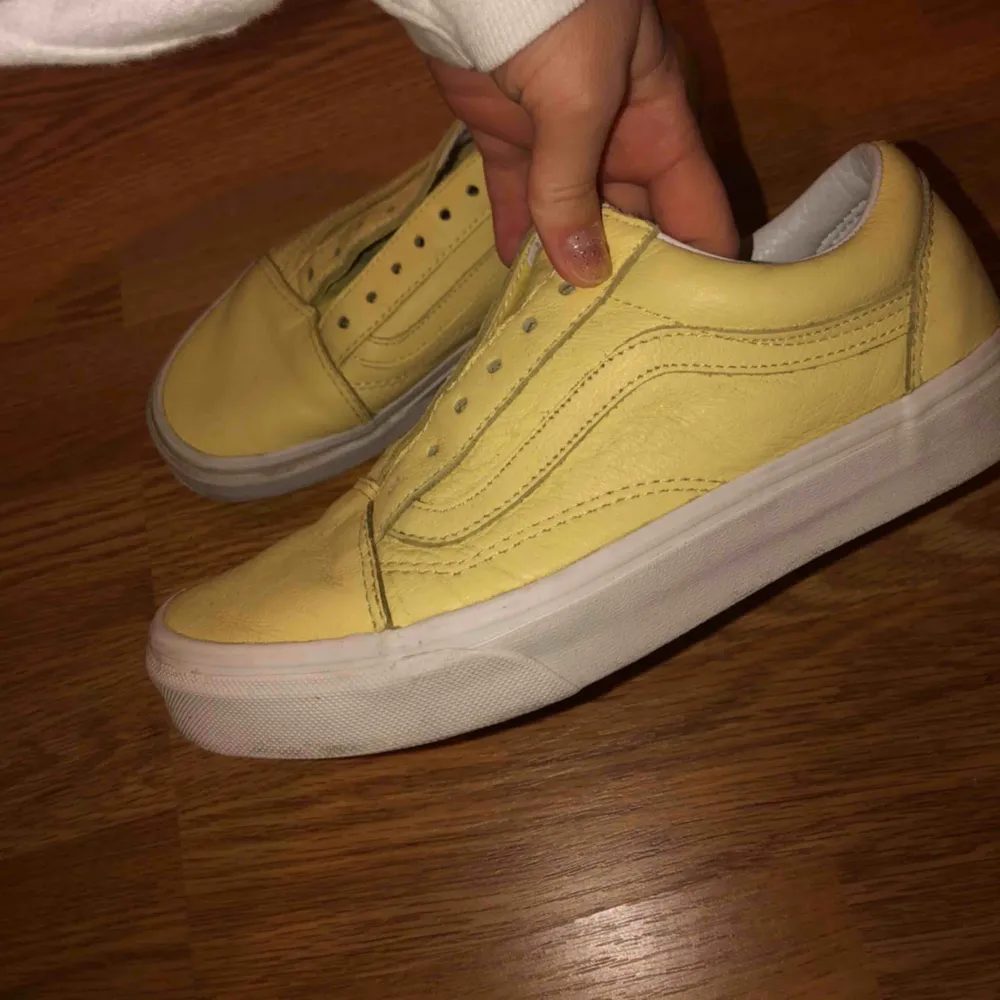 Superfräscha GULA Vans old skool!! Materialet är i skinnimitation, använd väldigt fåtal gånger :P Tyvärr saknas snörena (???) därav det billiga priset! Köpta för 700kr ca. Köparen står för frakt! . Skor.