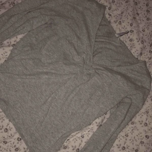  - topp från h&m. Sitter jätte fint på pga att det är ”insytt” vid brösten typ. 80 + frakt eller diskuterar vi priset. 