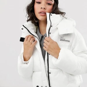 Vit vadderad jacka - Jättefin vadderad jacka med huva. Används inte längre. Köpte förra året, i bra skick. Från ASOS. Bud om fler är intresserade. Frakt ingår 🖤