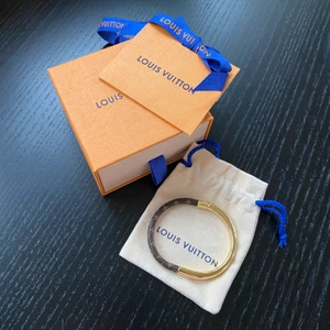 Louis Vuitton armband - Så snyggt armband från Louis Vuitton! Oanvänd! Allt på bilden medföljer. Köpt i butiken i Stockholm i Mars 2020. Nypris 3 350kr, slutsåld. Kvitto finns!