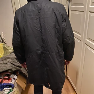 Tidlös Brixton jacka man lämnar in och får den upptouchad hos Grandpa’s  - Vaxad Brixton En Klassiker från Grandpa färg grafit grå lite använd vadderad vinter jacka i L - Frakt tillkommer !  Ni får gärna bjuda i kommentarerna och dm mig för mer info. Den har legat ihoppackad därav lite skrynklig men det hänger ut sig. Man kan ånga bort dom. Som ny. Buda 