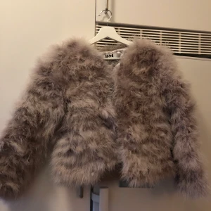 Dream jacket ice - Dennis Maglic - Pälsjacka från Dennis Maglic, nypris 1299kr använd max 3 ggr. Säljer för behöver bli av med jackor. Storlek xs, passar S. Köparen står för frakt 79kr. 