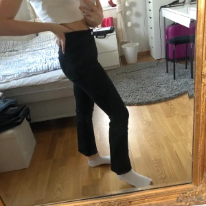 Svarta jeans - Svarta jeans från Veromoda, ✨använda två gånger✨ Svarta midwaist denim jeans, 80kr + frakt🌟 (köpta för 400kr)