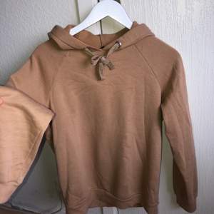 Brun/beige hoodie strl XS/S. Bra skick och dessutom perfekt färg inför hösten🍂. Frakt tillkommer