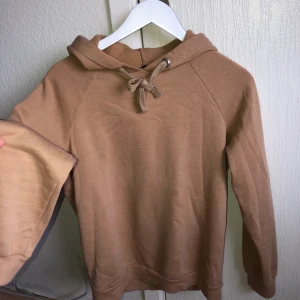 Hoodie strl XS - Brun/beige hoodie strl XS/S. Bra skick och dessutom perfekt färg inför hösten🍂. Frakt tillkommer