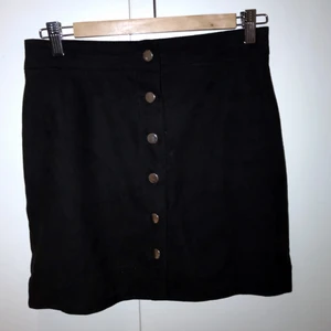 Kjol i Mocka imitation, strl 36 - Svart kjol i mocka imitation med knappar