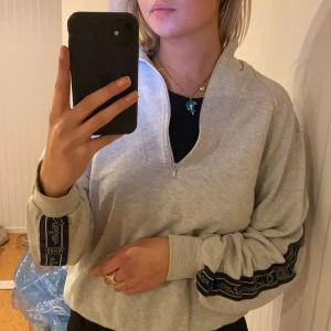 Champion tröja  - Säljer denna vintage tröja från Champion! Den är i storlek medium men passar även S/L! Den sitter jätte skönt och det går att reglera med dragkedjan hur tight den ska sitta upp till. Skriv för fler bilder 🤗✨