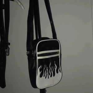 Handväska - Riktigt cool handmålad väska! Frakt inkluderat i priset:)