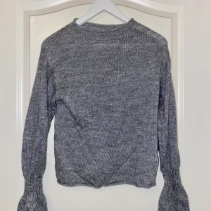 Grå tröja med vida ärmar - En fin grå tröja fina gina tricot. Använd fåtal gånger. Väldigt bra skick. Storlek xs