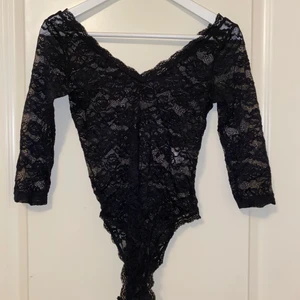 Spetsbody - Svart snygg sexig spetsbody. Halvstring. Storlek Xs. Sitter väldigt bra och är inte irriterande mot huden. Använde 3/4 gånger. Gott skick. 