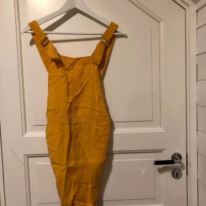 Klänning - Klänning från bershka. En hängselklänning änvönd en gång. 