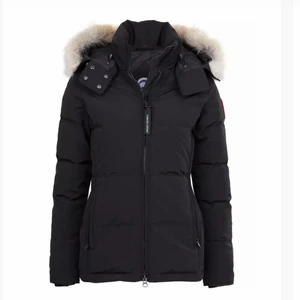 Canada goose jacka - Canada goose i modellen Chelsea parka. Använd två vintrar men skulle behöva en kemtvätt. Pälsen har jag tyvärr tappat bort. Nypris, 10.200kr Bilder med jackan på går att få om man så önskar☺️
