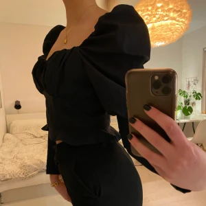 Donna Romina x NAKD  - Suuperfin pufftopp från NAKD. Aldrig använd!! I storlek 38. Säljer för 200 kronor 🤎✨✨💫 Perfekt nu till hösten!