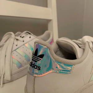 Adidas - 36 2/3 - Säljer mina Adidas sneakers. Använt fåtal gånger, tvättas självklart innan köp. Storleken är 36 och 2/3. Jag har storlek 37 annars och den passar mig. 