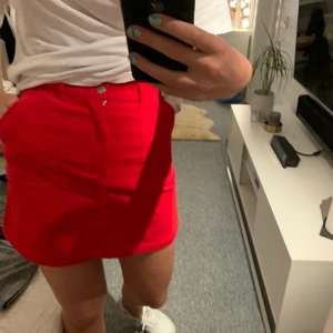 Röd manchesterkjol - Röd manchesterkjol från monki. Använd en gång. +frakt