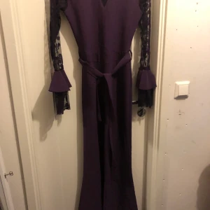 Jumpsuit  - Aldrig använd! Säljer pga den inte passar mig. Passar mer stl S! Priset kan disskuteras.Kom privat för fler frågor eller bilder🥰