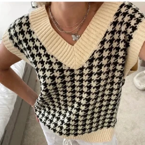 Stickad väst - Säljer denna stickade väst från zara, använd några gånger! Frakt 70kr