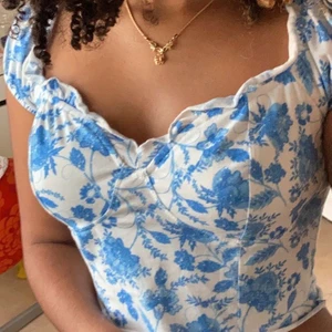 Söt blommig topp - Jättesöt blommig croptop! Säljer då den inte var lite för stor för min smak:/ köparen står för frakten💕