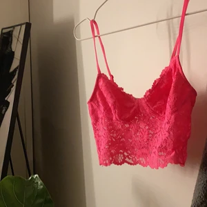 Topp/bralett  - En väldigt fin spelstopp/bralett köpt på ginatricot. Oanvänd, har endast tagit bild i den 