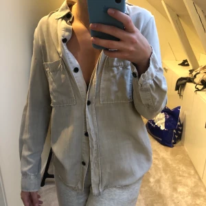 Urtvättat grön skjorta  - Väldigt snygg skjorta i lite urtvättat grön färg. Stl S. Frakt tillkommer! 