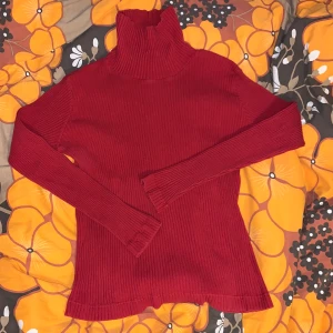 Röd Ribbad Polotröja - Röd ribbad polotröja från märket Street One. Står storlek 42 i, skulle säga att den passar som M. Möts upp i Stockholm eller fraktar! <3