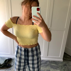 Gul topp Stradivarius - Gul, somrig topp från stradivarius, köpt ny för 200 kr i Spanien, använd 2 ggr, pris kan diskuteras, skriv privat vid intresse, 