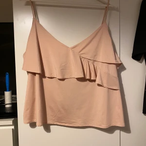 Linne - Puderrosa linne med volang 