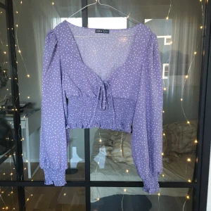 Lila blus - Superfin lilaprickig blus från Shein, helt oanvänd! Storlek S