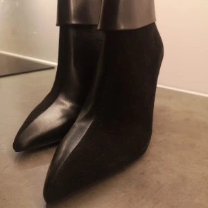 Twist&Tango ankleboots - *Ankleboots i svart läder detaljerad med en vikad axel och mocka på utsidan av skon *Aldrig använd * Storlek 38