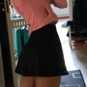 Gullig svart lite platerad minikjol. - Svart kjol skulle säga att den är xs. Den är mjuk och skön och går lite längre ner än vid röven på mig, är 164cm