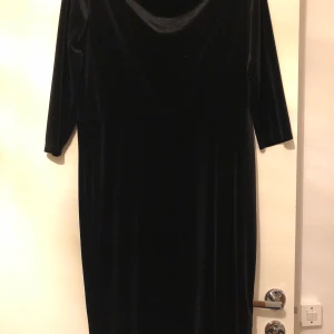 Sammetsklänning  - Använd 1 gång så i typ nyskick. Storlek L men kan även passa en M