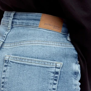 Utsvängda jeans strl 38 - Utsvängda jeans från Gina tricot i strl M. Sitter mycket bättre i verkligen än på bilderna. Bra skick. Första till kvarn. (Lånad bild) Köparen står för frakten om den inte är möjligt att mötas upp. Nypris 500kr